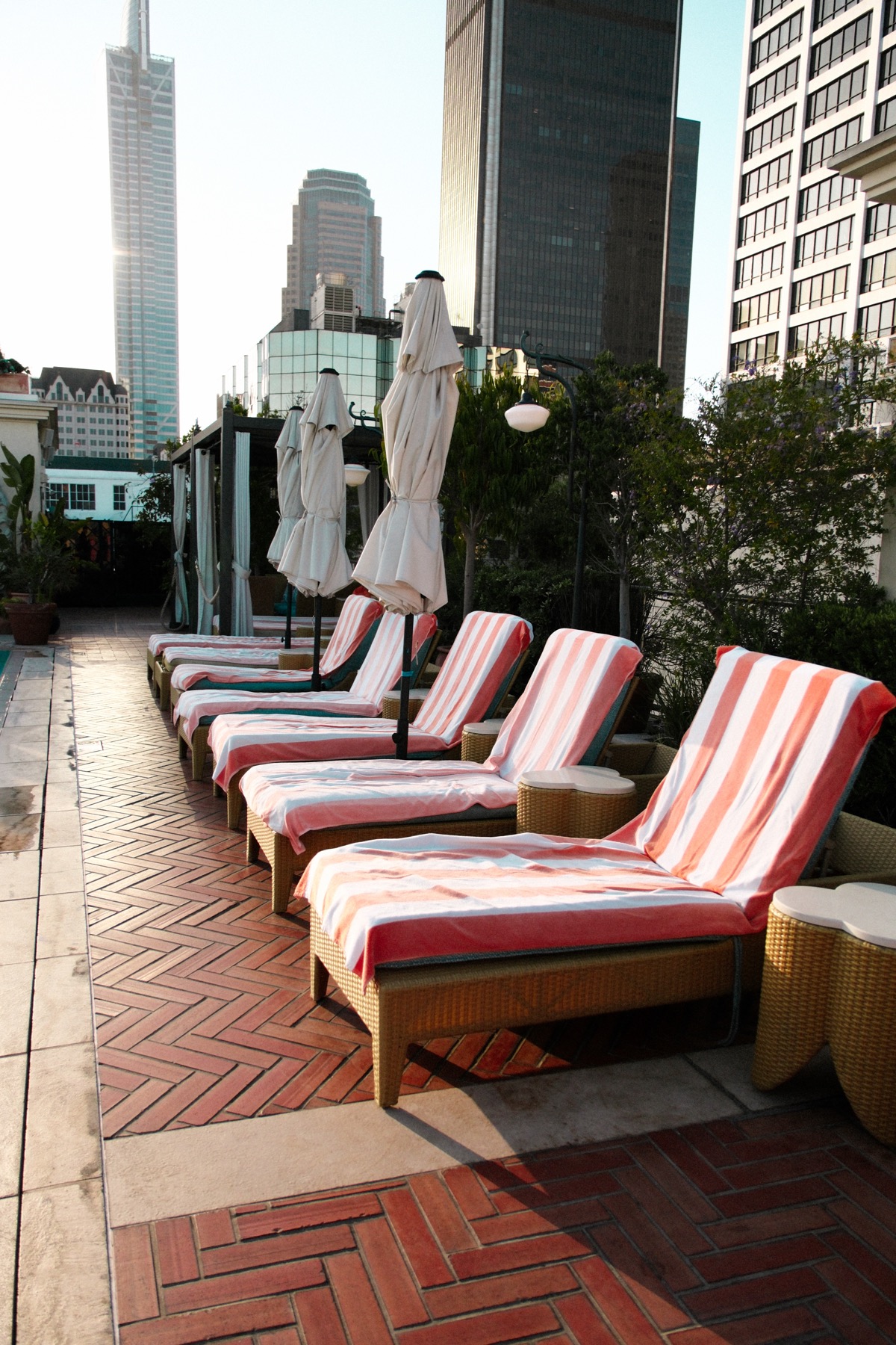 Rooftop pool loungers at Hotel Per La